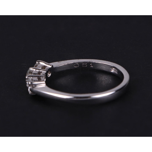 516 - A certificated 18ct white gold graduated three stone diamond ring, diamond approx 0.51ct, approx UK ... 