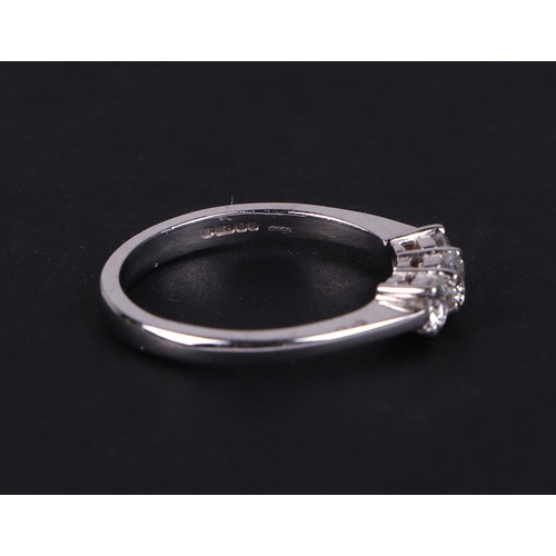 516 - A certificated 18ct white gold graduated three stone diamond ring, diamond approx 0.51ct, approx UK ... 