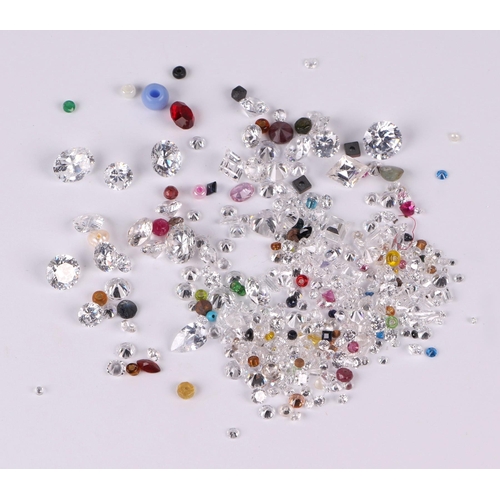 533 - A quantity of loose and unmounted cubic zirconia, mixed gemstones and beads.