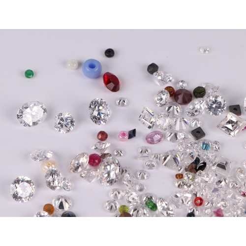 533 - A quantity of loose and unmounted cubic zirconia, mixed gemstones and beads.