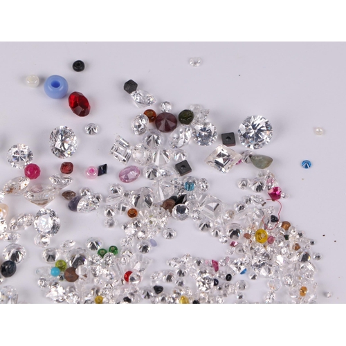 533 - A quantity of loose and unmounted cubic zirconia, mixed gemstones and beads.