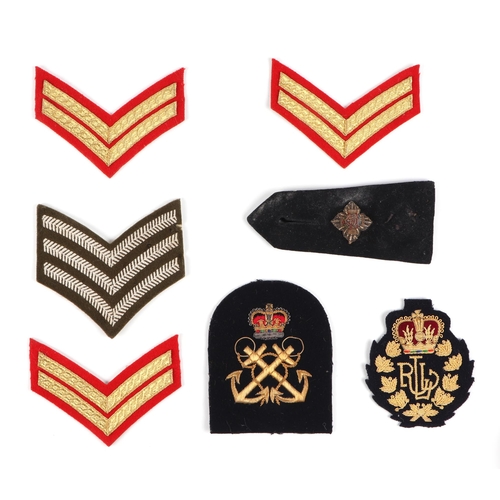 89 - A collection of Military cap badges, buttons and cloth badges for various regiments, including Royal... 