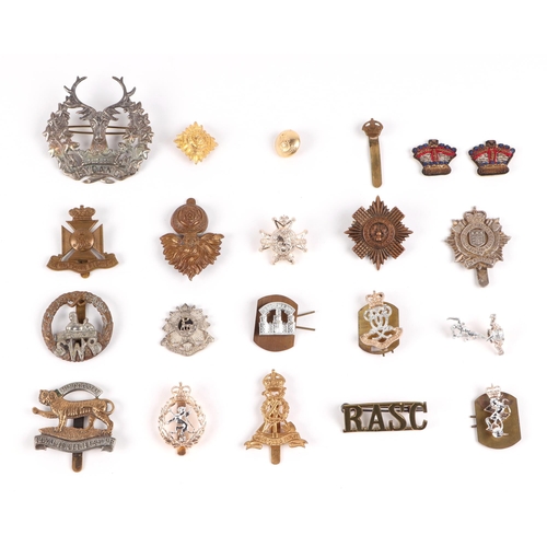 89 - A collection of Military cap badges, buttons and cloth badges for various regiments, including Royal... 