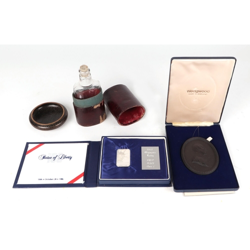 413 - A small collection of collectors items, including a Statue of Liberty (1986), Centenary Commemorativ... 