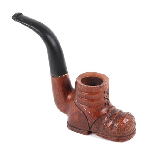 431 - A vintage novelty briarwood pipe, in the form of a boot, 16cm long.
