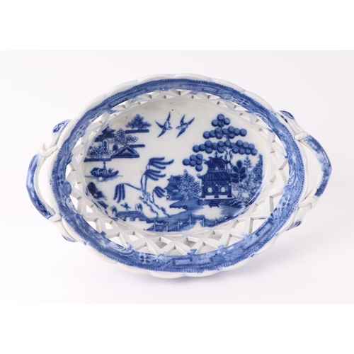 188 - An early Spode blue & white chestnut basket decorated with a chinoiserie scene, 21cms wide; together... 