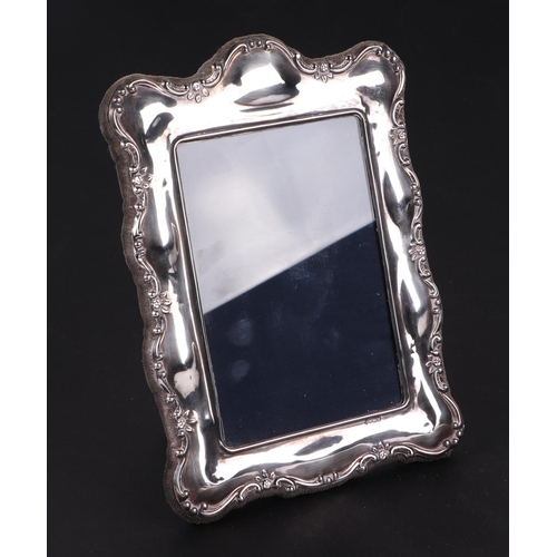 372 - A silver strut photo frame, overall 15 by 20cms.