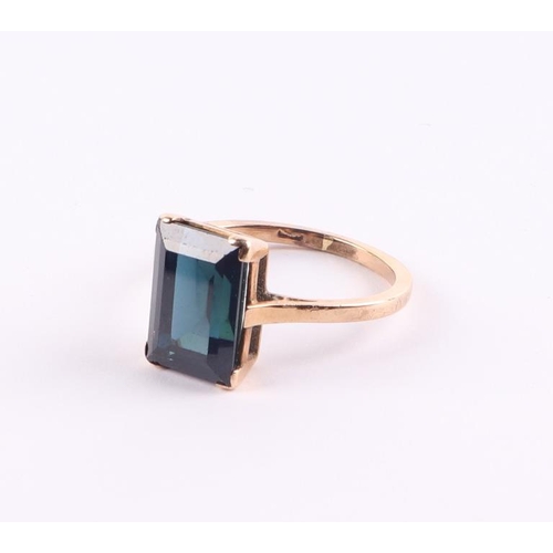 434 - A 9ct gold dress ring set with a large rectangular dark green stone, approx UK size M, 2.9g.