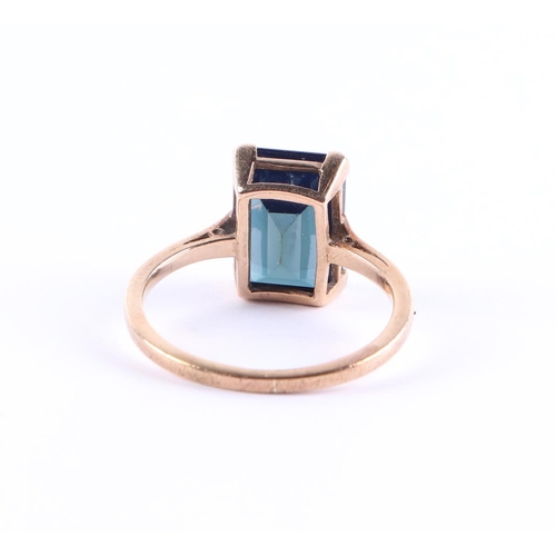 434 - A 9ct gold dress ring set with a large rectangular dark green stone, approx UK size M, 2.9g.