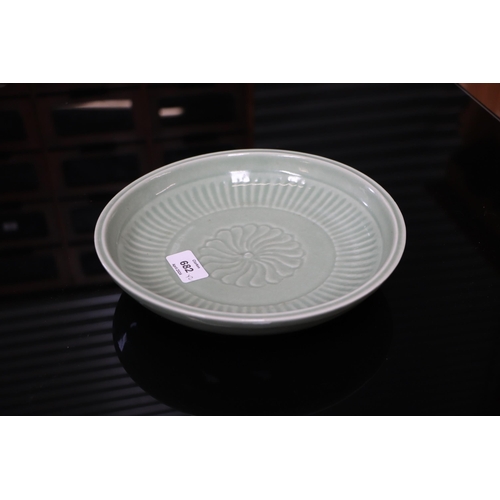 540 - A Chinese celadon glaze shallow dish, with six character blue marks to the underside, 26cm diameter,... 