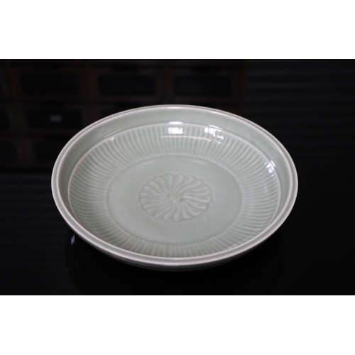 540 - A Chinese celadon glaze shallow dish, with six character blue marks to the underside, 26cm diameter,... 