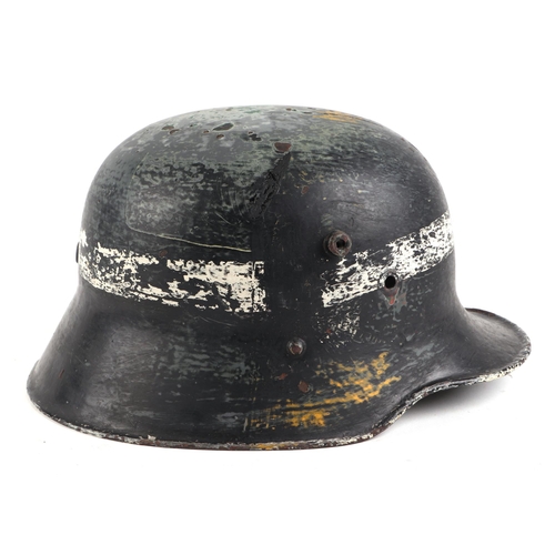 77 - A WWI German military 1916 pattern M40 steel helmet.