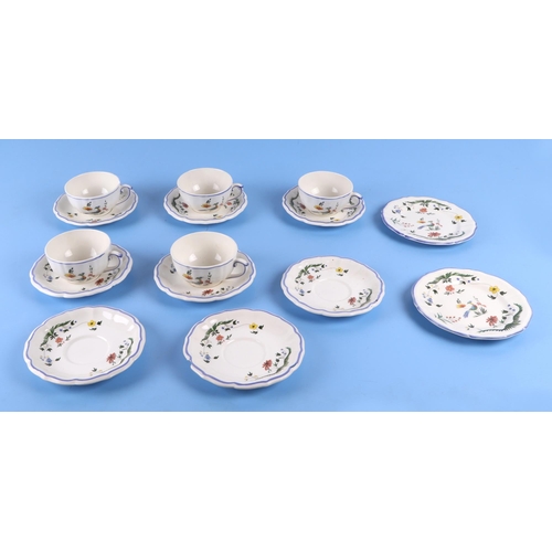 324 - A large quantity of Gien, France, dinner and tea wares to include tureens, dinner plates, side plate... 