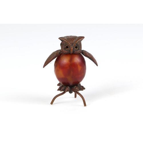 410 - An early 20th century novelty tape measure in the form of an owl, 5cms high.Condition ReportThe actu... 