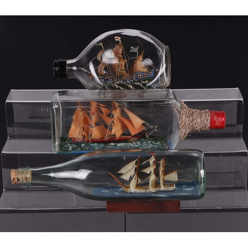 466 - A large modern collection ships in bottles to include Atlantic 1881, Golden Hind, Tea Clipper, Spani... 