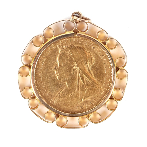 546 - A Queen Victoria 1900 full gold sovereign on a 9ct gold pendant mount, 10g.