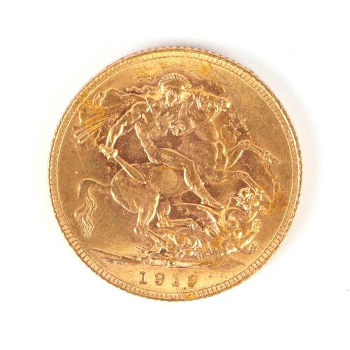 547 - A George V 1919 full gold sovereign, 8g.