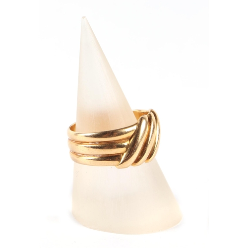 565 - An 18ct gold ring, approx UK size L, 7g.