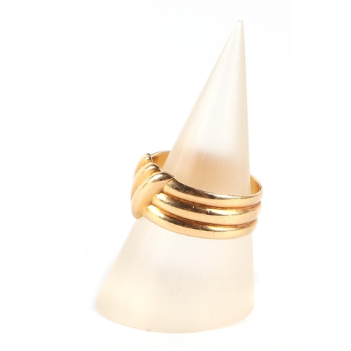 565 - An 18ct gold ring, approx UK size L, 7g.