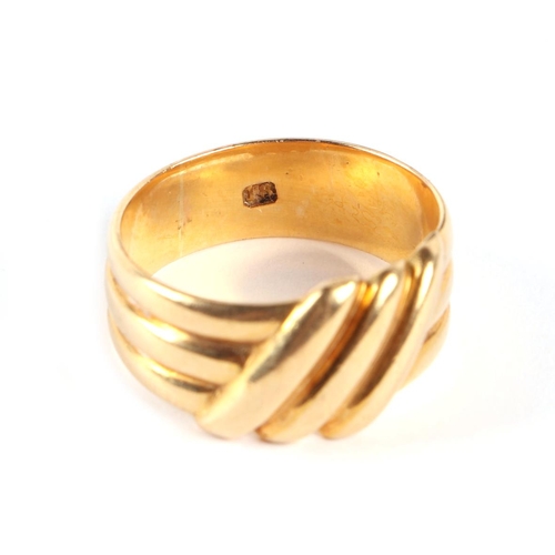 565 - An 18ct gold ring, approx UK size L, 7g.