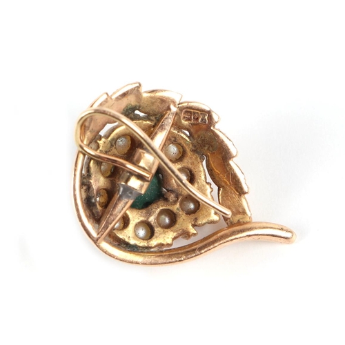 578 - A 15ct gold stick pin, 1.5g; together with a 9ct gold mounted pendant, 4.6g (2).