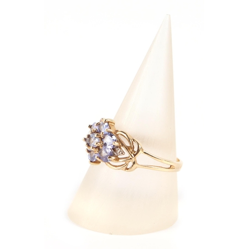 597 - A 9ct gold topaz dress ring, approx UK size O, 2.4g.