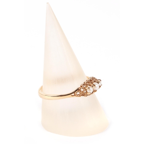 609 - A 9ct gold ring set with three pearls, approx UK size P, 1.4g.