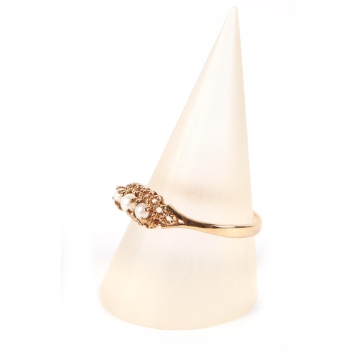 609 - A 9ct gold ring set with three pearls, approx UK size P, 1.4g.