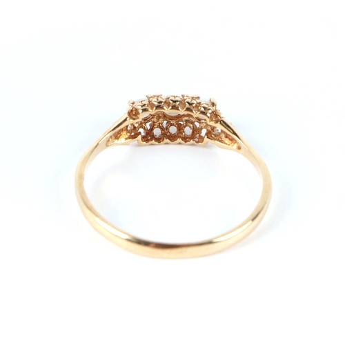 609 - A 9ct gold ring set with three pearls, approx UK size P, 1.4g.