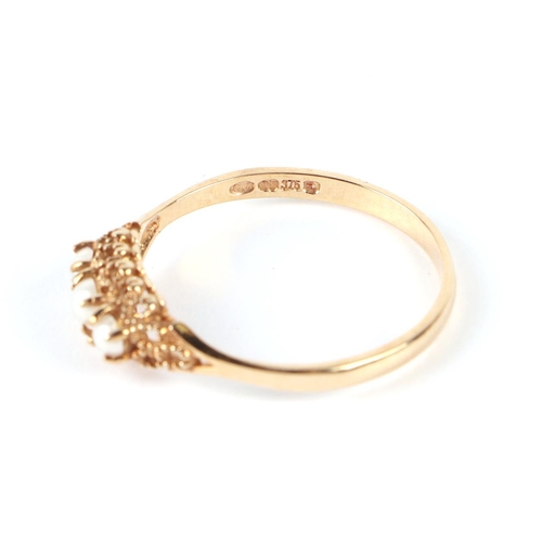 609 - A 9ct gold ring set with three pearls, approx UK size P, 1.4g.