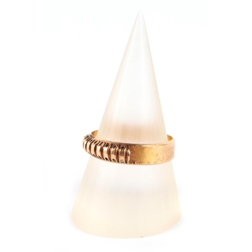 636 - An 18ct gold ring, approx UK size 'O'; together with an 18ct gold wedding band, approx UK size 'L', ... 