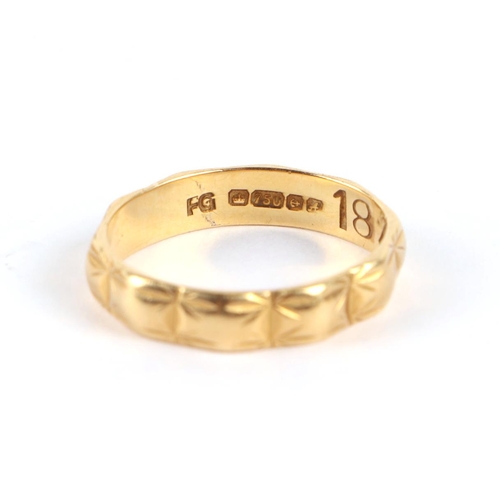 636 - An 18ct gold ring, approx UK size 'O'; together with an 18ct gold wedding band, approx UK size 'L', ... 