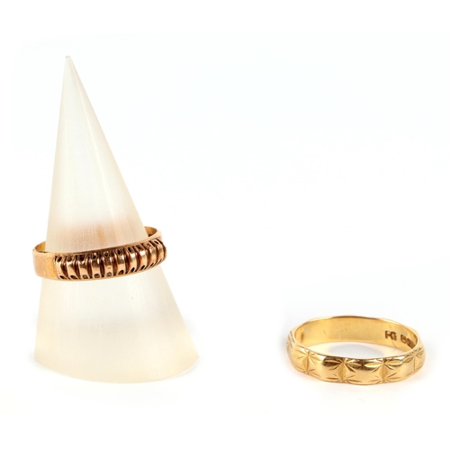 636 - An 18ct gold ring, approx UK size 'O'; together with an 18ct gold wedding band, approx UK size 'L', ... 