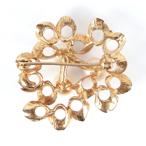 642 - A 9ct gold brooch set with three pearls, 5.4g