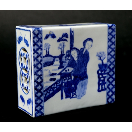 726 - A Chinese blue & white porcelain pillow decorated with ladies in pavilions, 14cms wide.