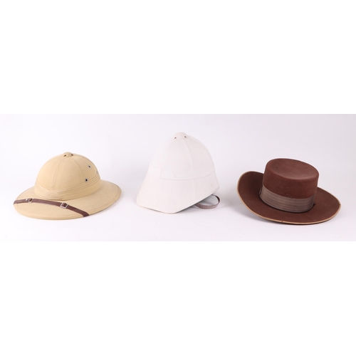 73 - A pith helmet; together with a red leather cartridge belt; two shotgun fore stock mounts; and other ... 