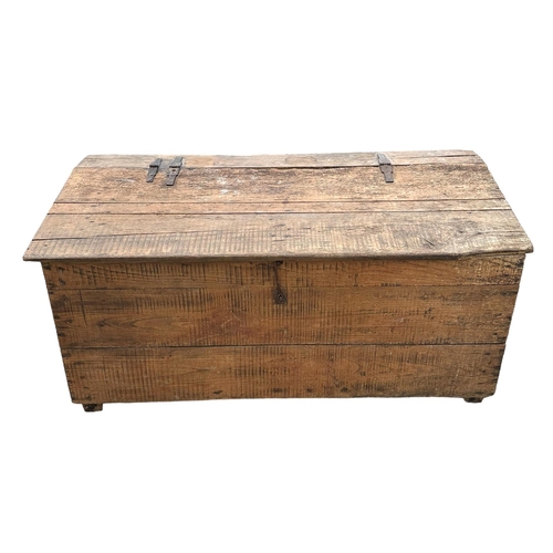 904 - A very large country house oak log bin with steel strapwork hinges, 160cms wide, 68cms depth and 80c... 