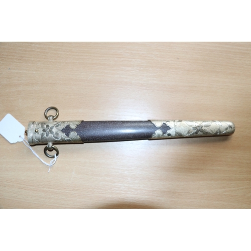 70 - A WWII Japanese Admirals short sword with gilt metal mounts, wirebound shagreen handle, steel blade ... 