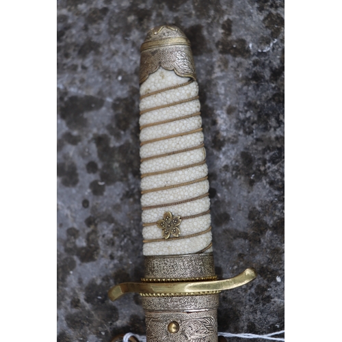 70 - A WWII Japanese Admirals short sword with gilt metal mounts, wirebound shagreen handle, steel blade ... 