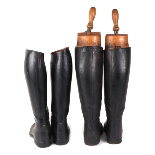 269 - Hunting interest:  A pair of gentleman's black leather riding boots with Tom Hill, London, wooden bo... 