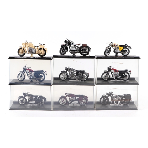 292 - A quantity of assorted diecast motorcycles in various sizes including Classic Motorbikes 1:24 scale,... 