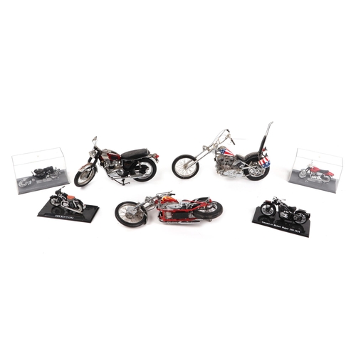 292 - A quantity of assorted diecast motorcycles in various sizes including Classic Motorbikes 1:24 scale,... 