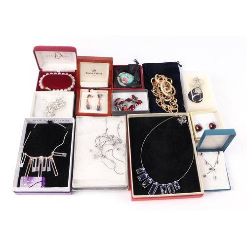 473 - A group of twenty five boxed items of costume jewellery to include rings, necklaces, earrings and pe... 