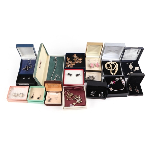 477 - A large quantity of boxed costume jewellery to include rings, necklaces, earrings and pendants.