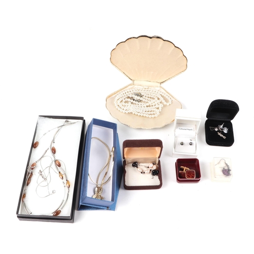 477 - A large quantity of boxed costume jewellery to include rings, necklaces, earrings and pendants.