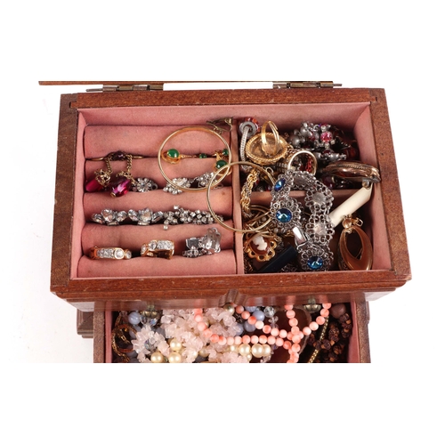 478 - A mahogany jewellery box containing a quantity of costume jewellery to include rings, earrings and n... 