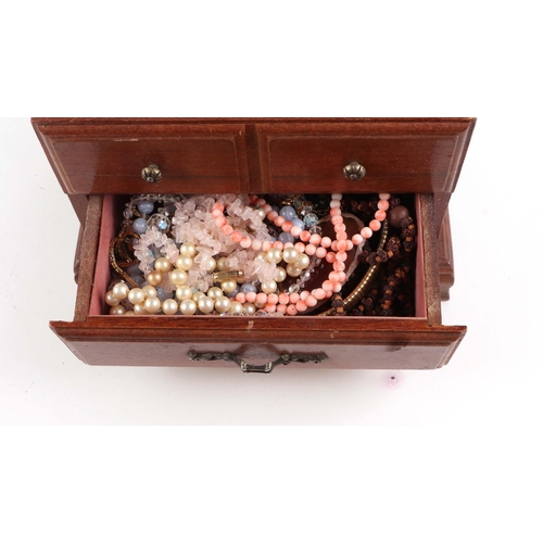 478 - A mahogany jewellery box containing a quantity of costume jewellery to include rings, earrings and n... 