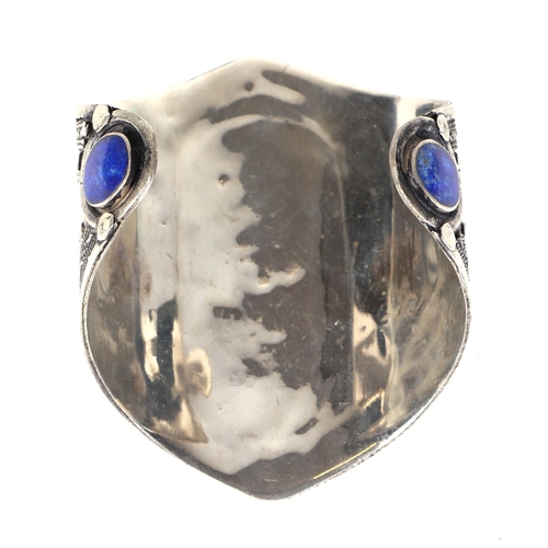 481 - A white metal cuff bangle set with lapis lazuli.