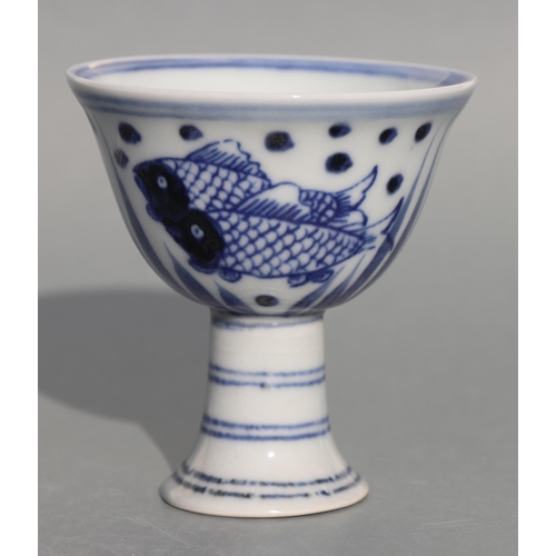 507 - A Chinese blue & white stem cup decorated with fish, six character blue mark to the underside, 8cms ... 