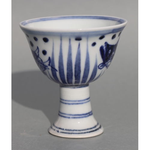 507 - A Chinese blue & white stem cup decorated with fish, six character blue mark to the underside, 8cms ... 